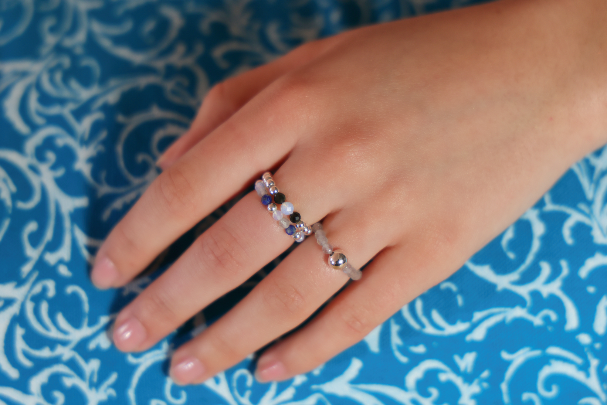 Das Nymph Edelsteinring‑Set – Nordlicht fängt die Bewegung, Tiefe und Farbwechsel des Polarlichts ein. 