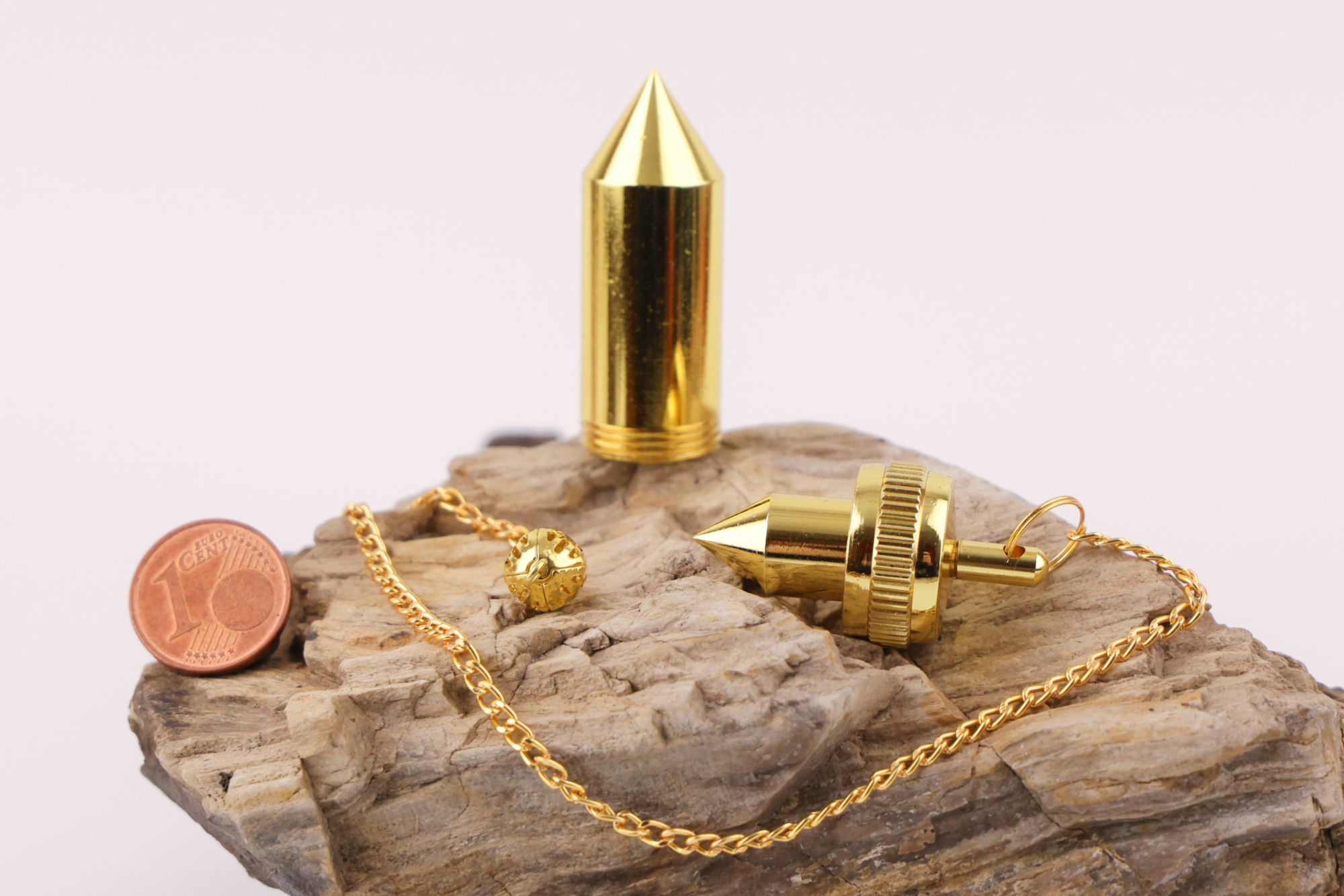 Vergoldetes Mermet‑Pendel aus Messing – präzise, ausgewogen und befüllbar.