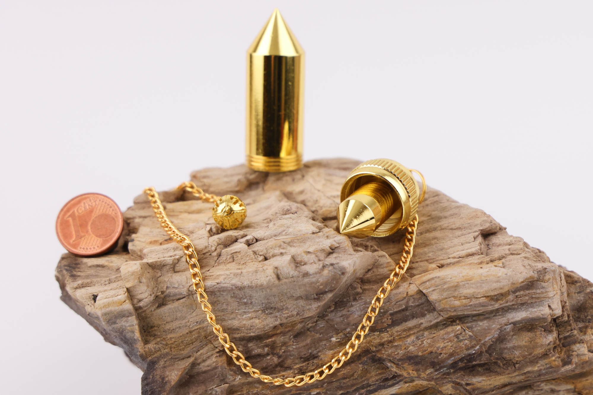 Vergoldetes Mermet‑Pendel aus Messing – präzise, ausgewogen und befüllbar.