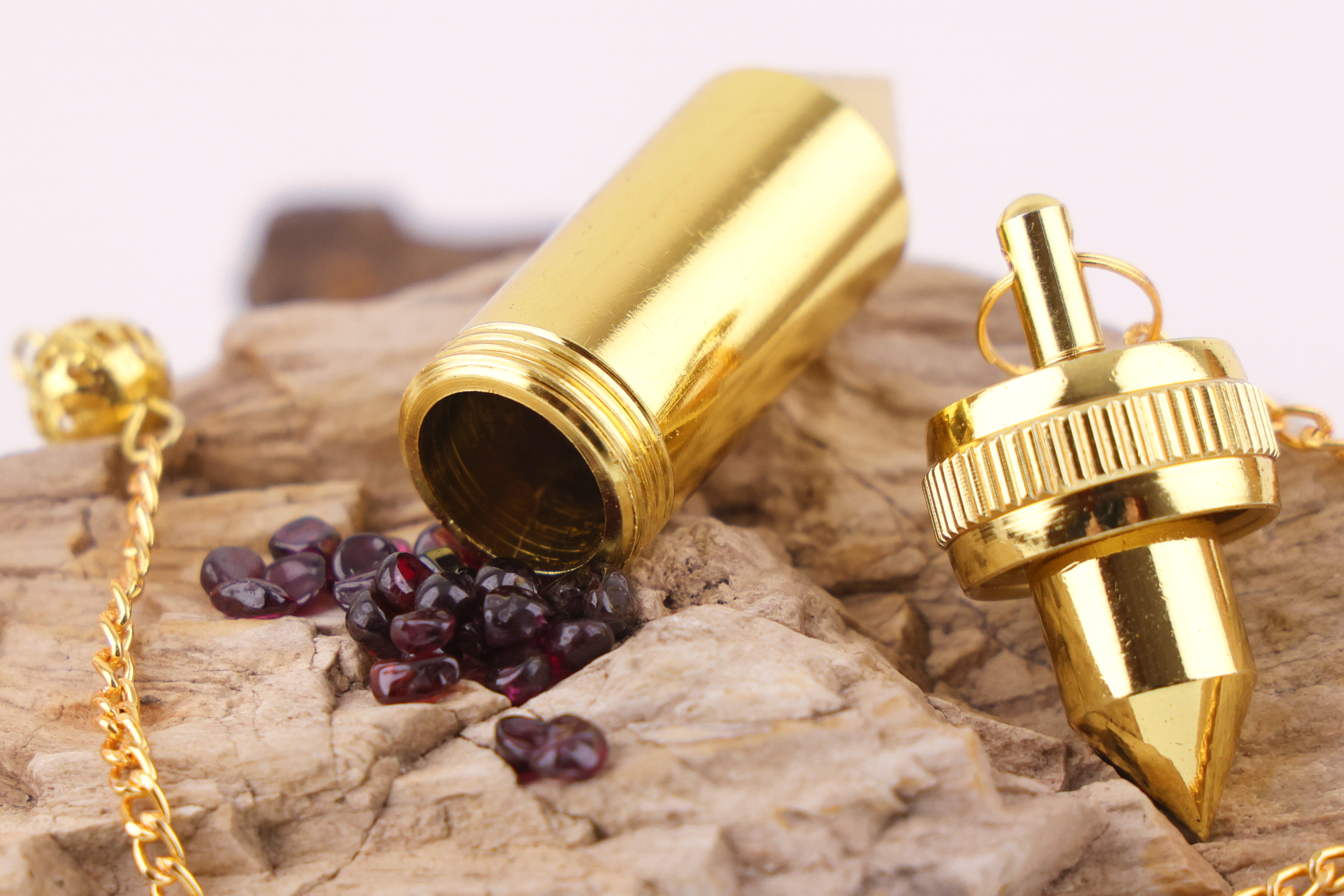 Vergoldetes Mermet‑Pendel aus Messing – präzise, ausgewogen und befüllbar.