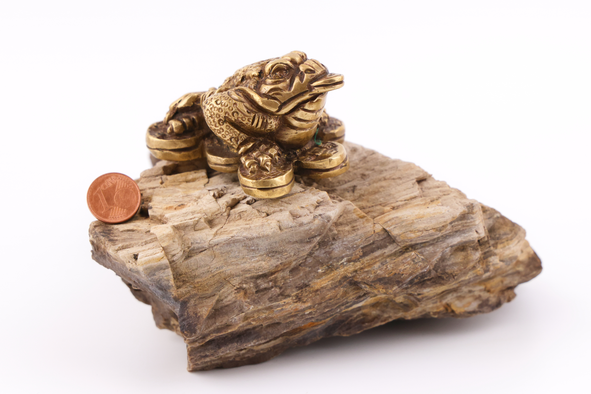 Dreibeiniger Geldfrosch aus Messing – traditioneller Feng‑Shui‑Glücksbringer mit Münze.