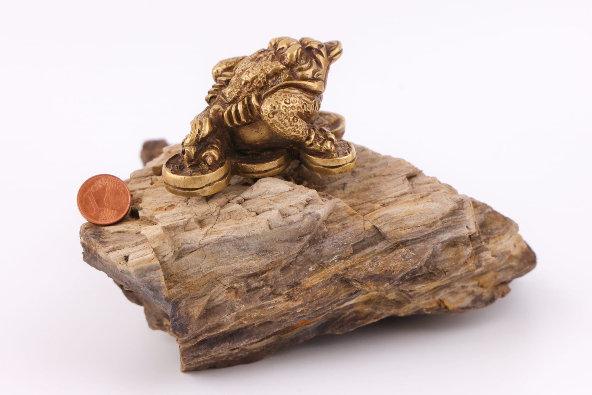 Dreibeiniger Geldfrosch aus Messing – traditioneller Feng‑Shui‑Glücksbringer mit Münze.