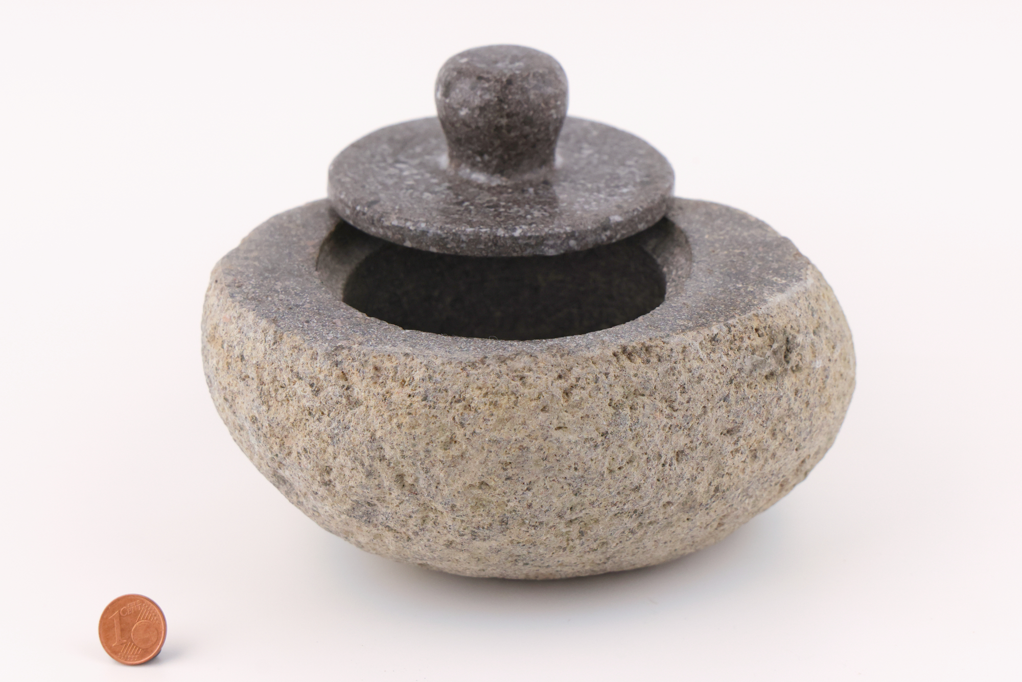 Großer Erdungs‑Topf aus massivem Flussstein – naturbelassen, schwer, haptisch und perfekt für Edelsteine oder symbolische Arrangements