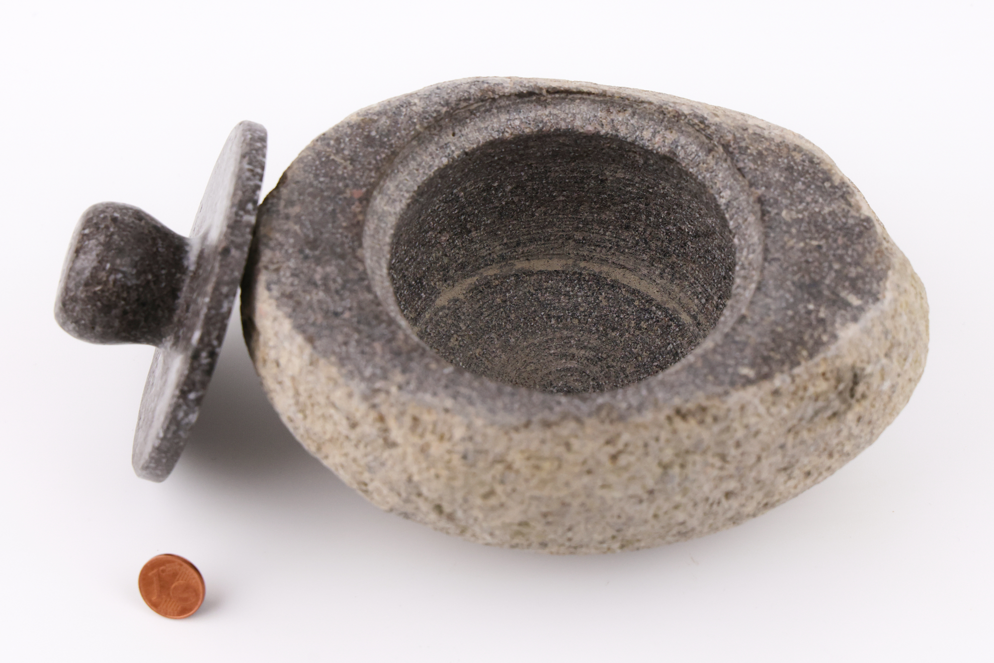 Großer Erdungs‑Topf aus massivem Flussstein – naturbelassen, schwer, haptisch und perfekt für Edelsteine oder symbolische Arrangements