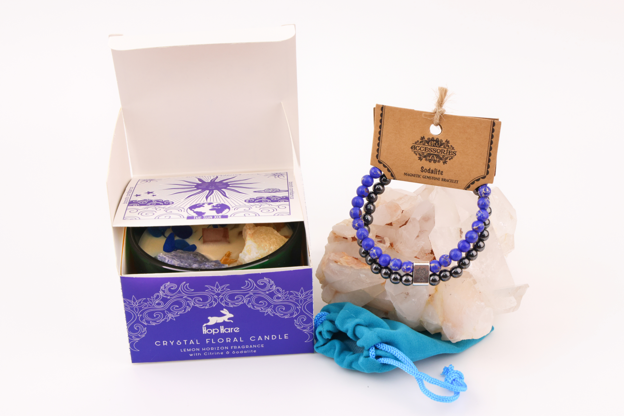 Hop Hare Kerze mit Citrin und Sodalith sowie Sodalith‑Magnetarmband auf Bergkristallen, Produktset für Achtsamkeit.