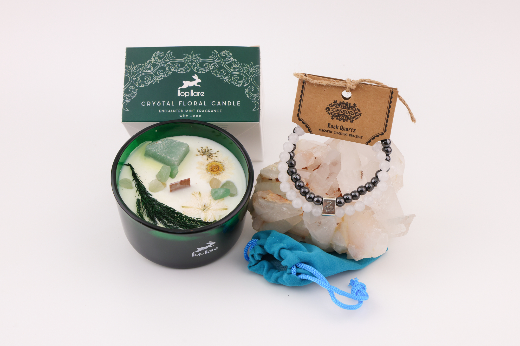 Jade‑Kerze im grünen Hop‑Hare‑Set neben Rock‑Quartz‑Magnetarmband auf Bergkristall.