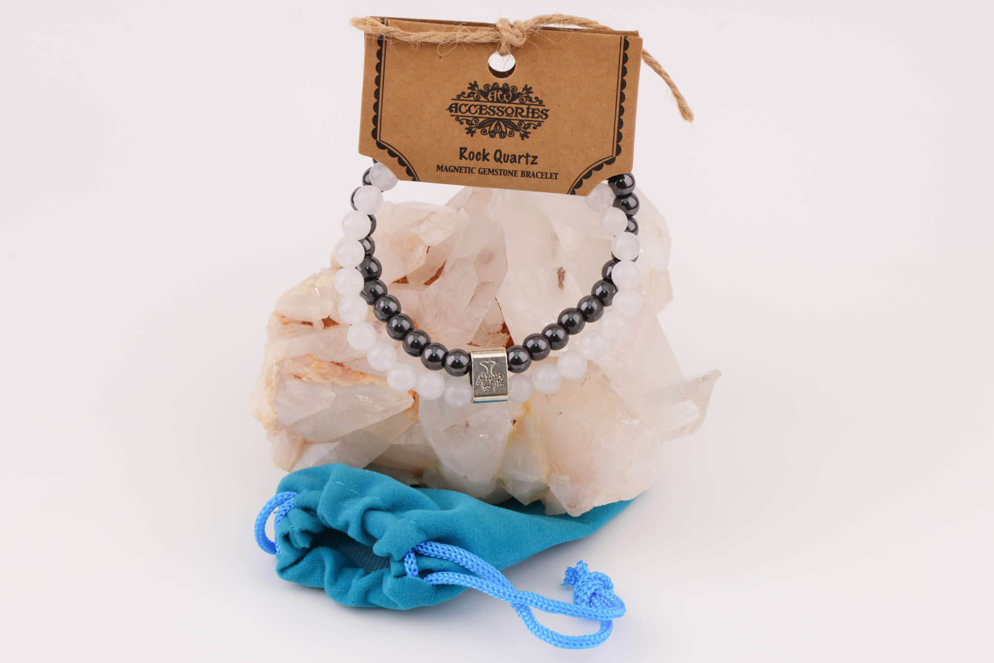 Schwarzes und weißes Magnetarmband auf Bergkristall mit blauem Schmuckbeutel.