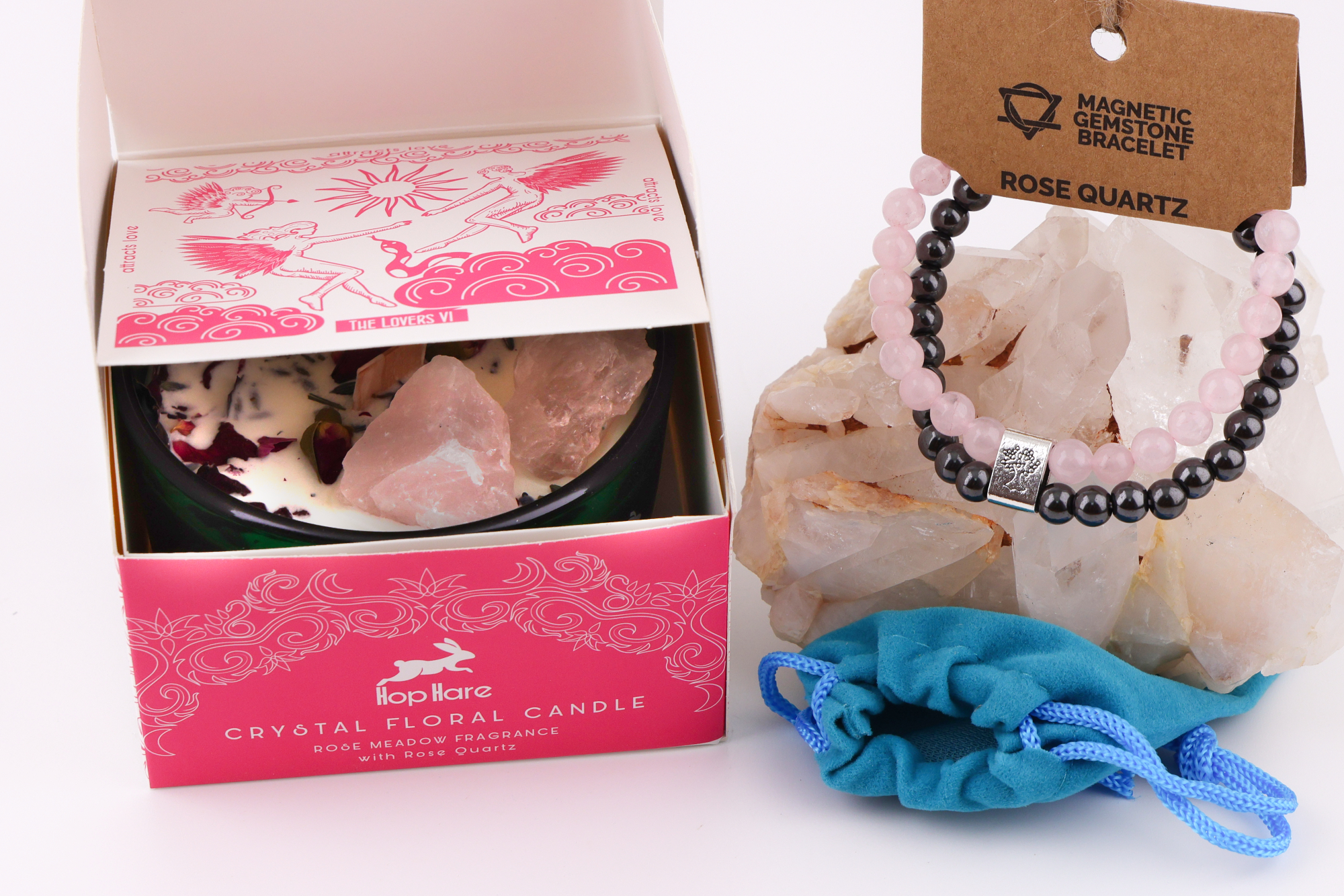 Hop‑Hare‑Kerze Die Liebenden mit Rosenquarz und Rosenquarz‑Magnetarmband auf Bergkristall.