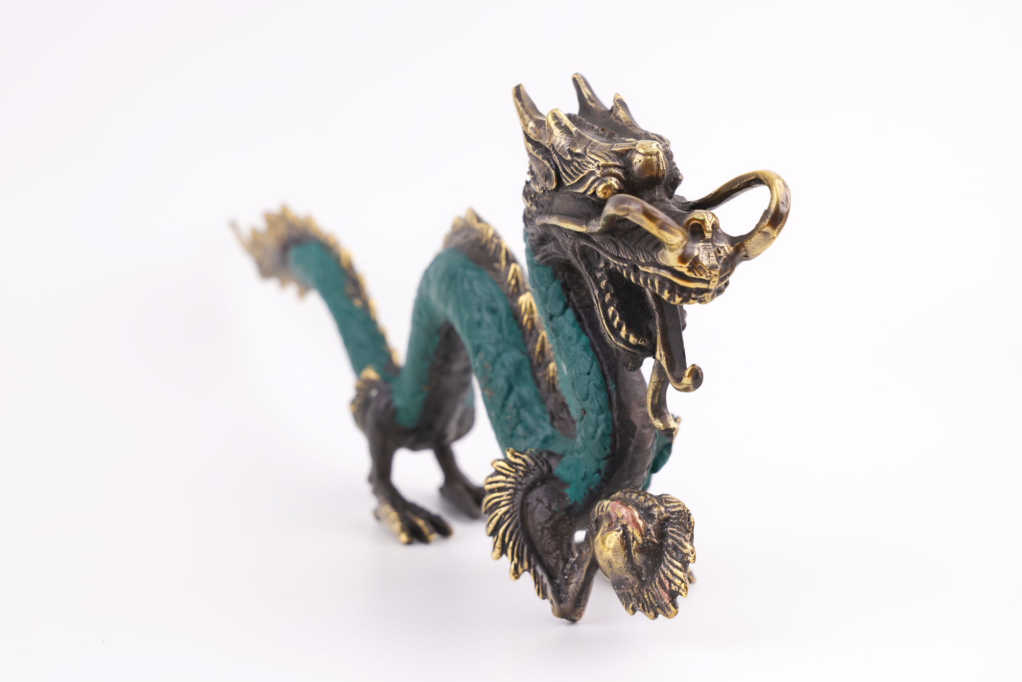 Detailreiche Messing‑Drachenfigur mit goldenen und grünen Akzenten, langem geschwungenem Körper und geöffnetem Maul.