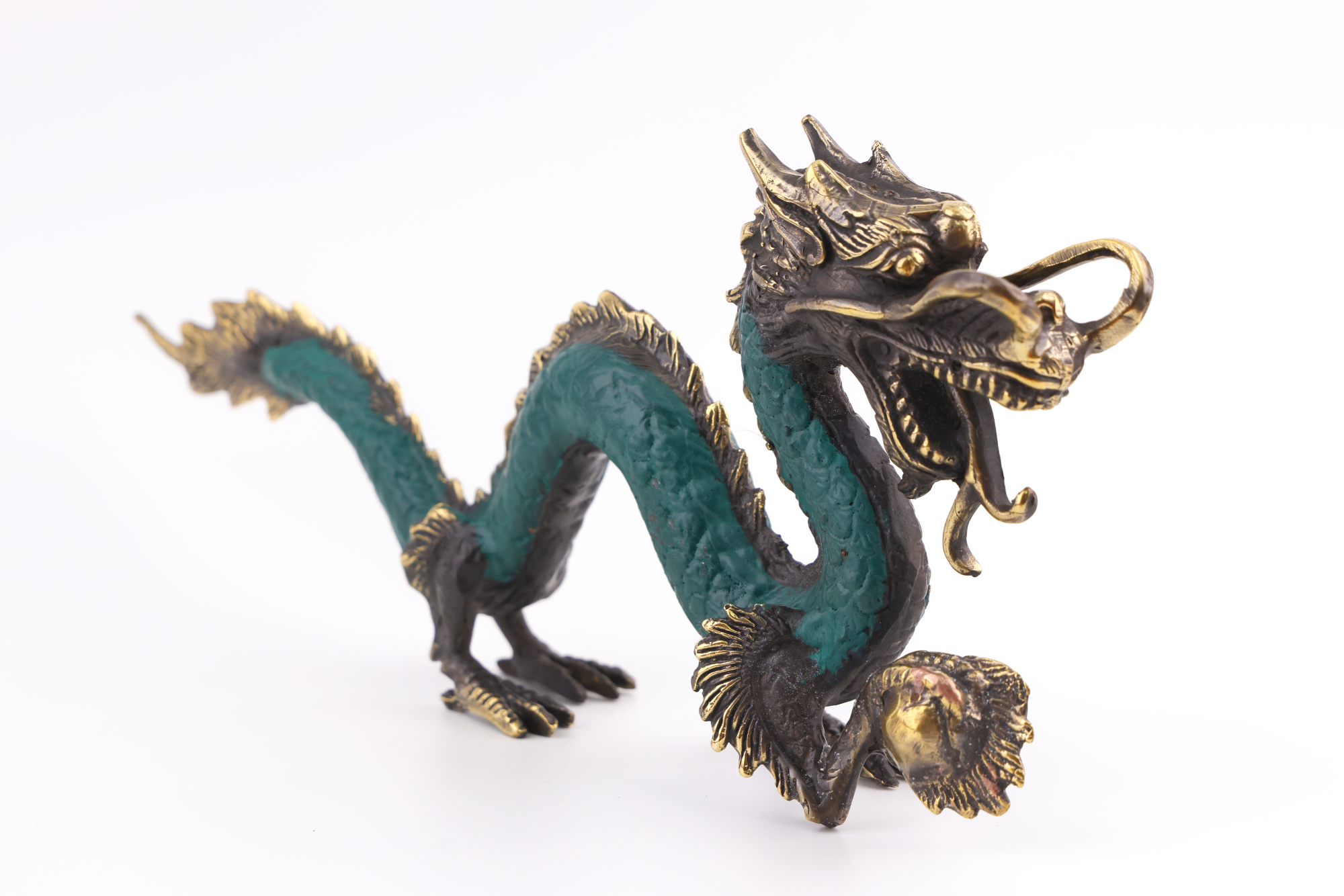 Detailreiche Messing‑Drachenfigur mit goldenen und grünen Akzenten, langem geschwungenem Körper und geöffnetem Maul.