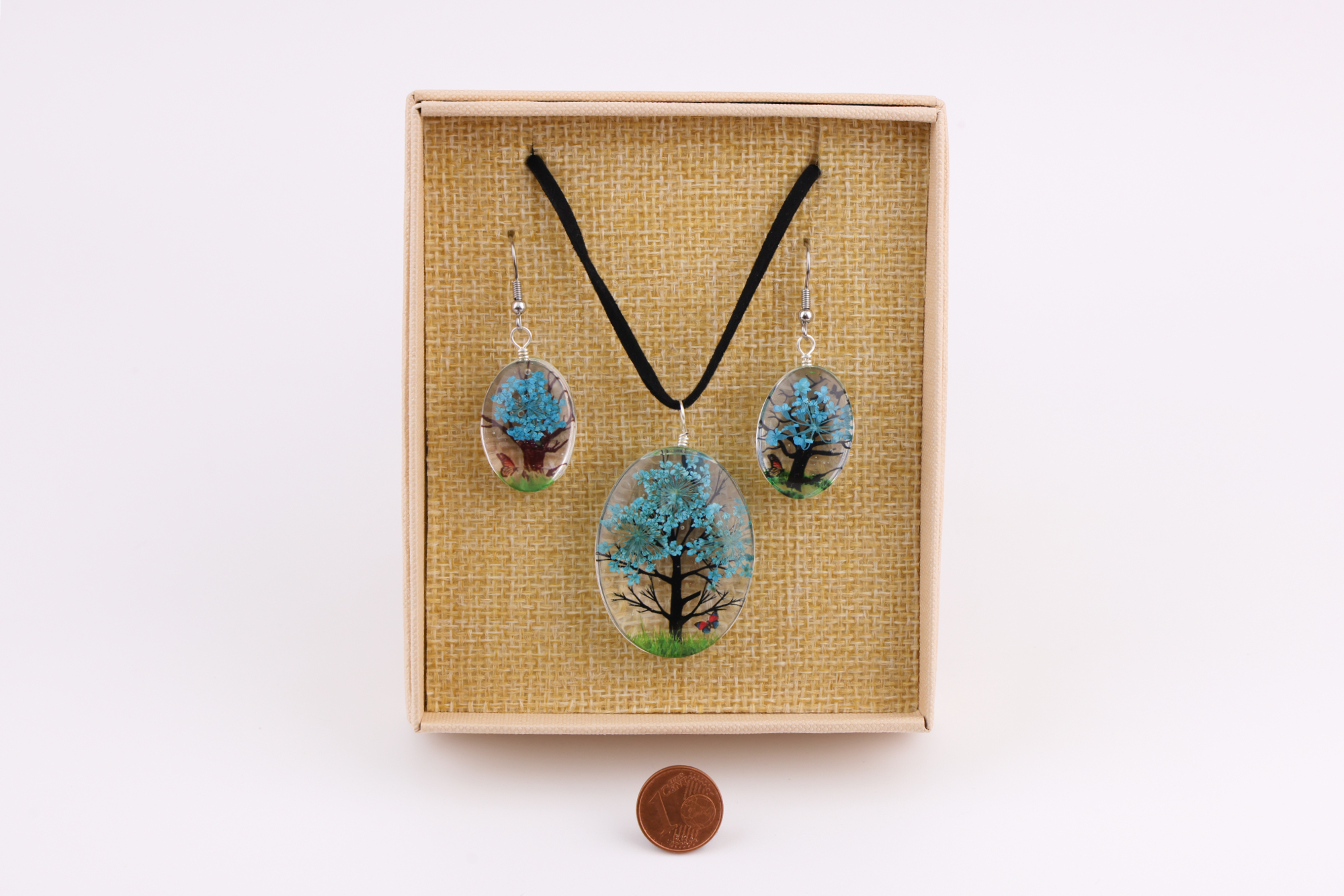 Baum‑des‑Lebens Schmuckset mit blauem Baum‑Motiv, bestehend aus Halsanhänger und Ohrringen in beige Geschenkbox