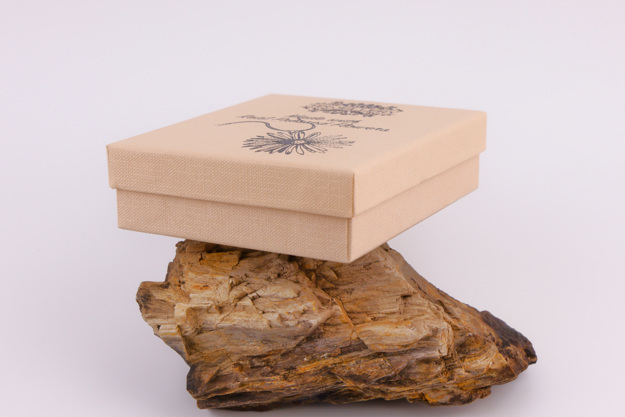 Baum‑des‑Lebens Schmuckset mit blauem Baum‑Motiv, bestehend aus Halsanhänger und Ohrringen in beige Geschenkbox