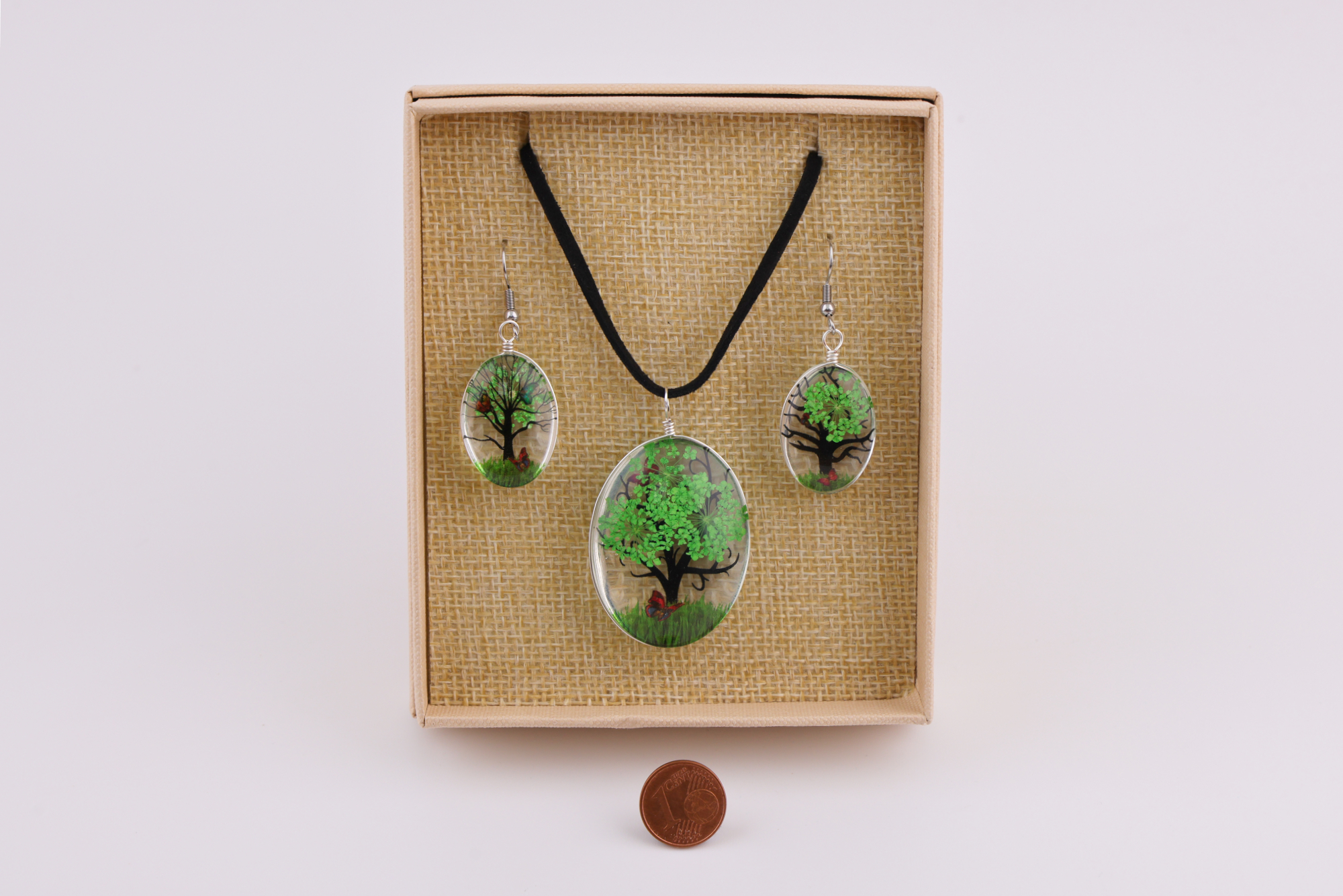 Baum‑des‑Lebens Schmuckset im Geschenkset – Anhänger und Ohrringe mit Naturmotiv.