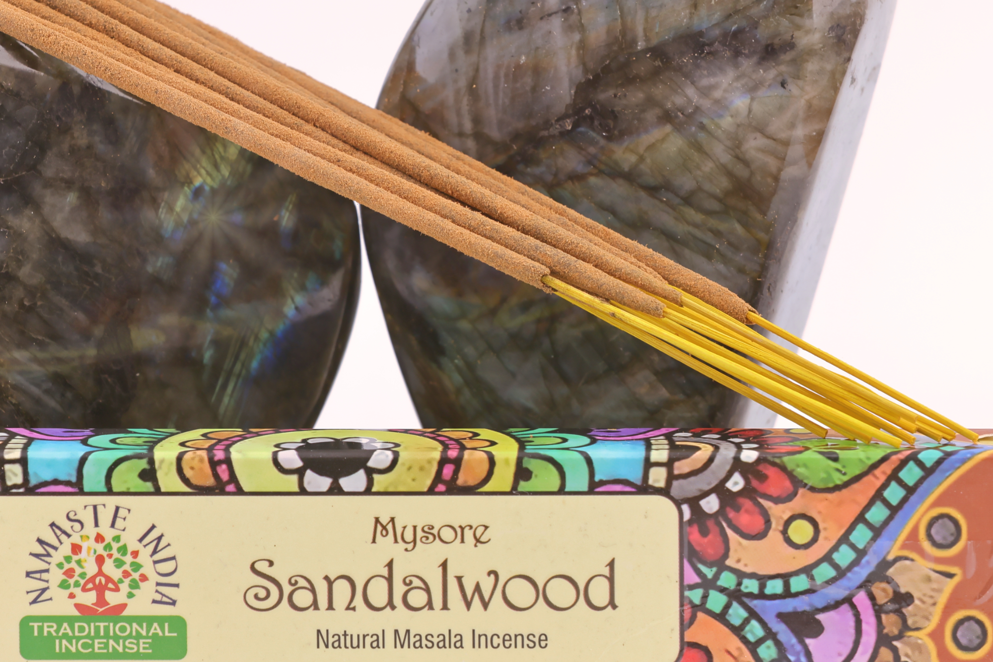 Sandelholz Masala Räucherstäbchen mit sichtbaren Stäbchen