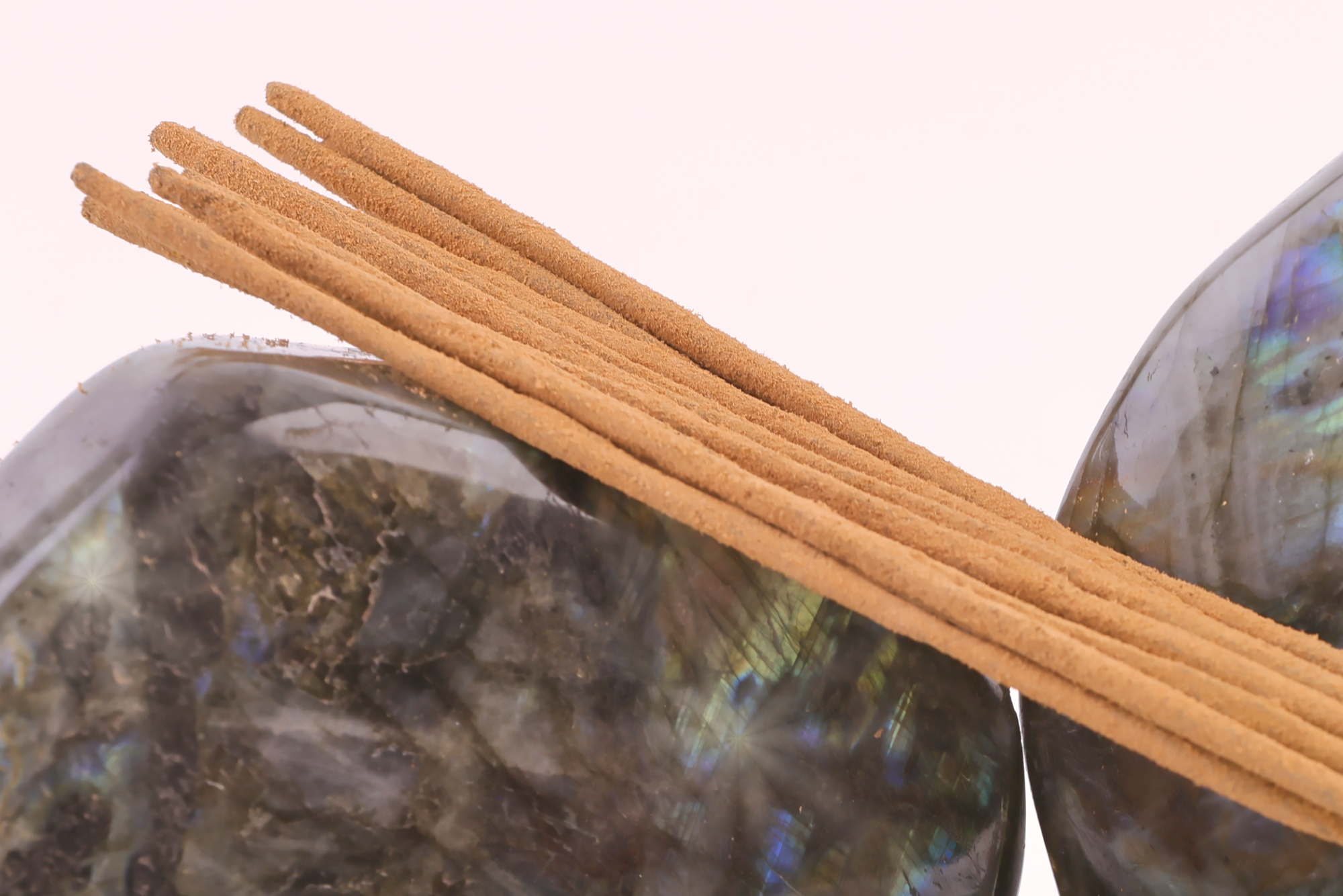 Black Opium Masala Räucherstäbchen mit sichtbaren Stäbchen