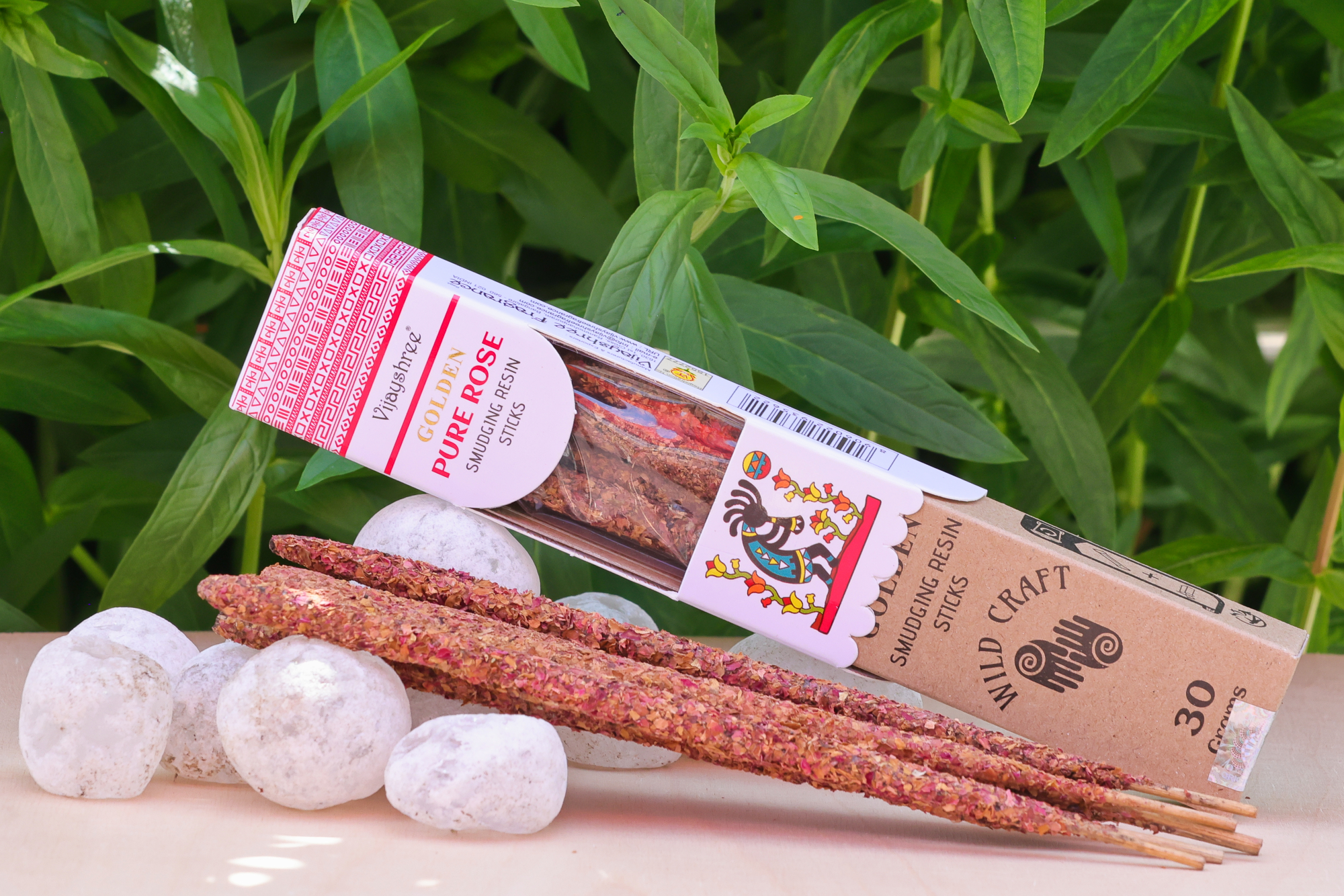 Pure Rose Harz‑Räucherstäbchen mit sichtbaren Stäbchen. Pure Rose Harz‑Räucherstäbchen, Produktaufnahme mit Stäbchen und Verpackung.