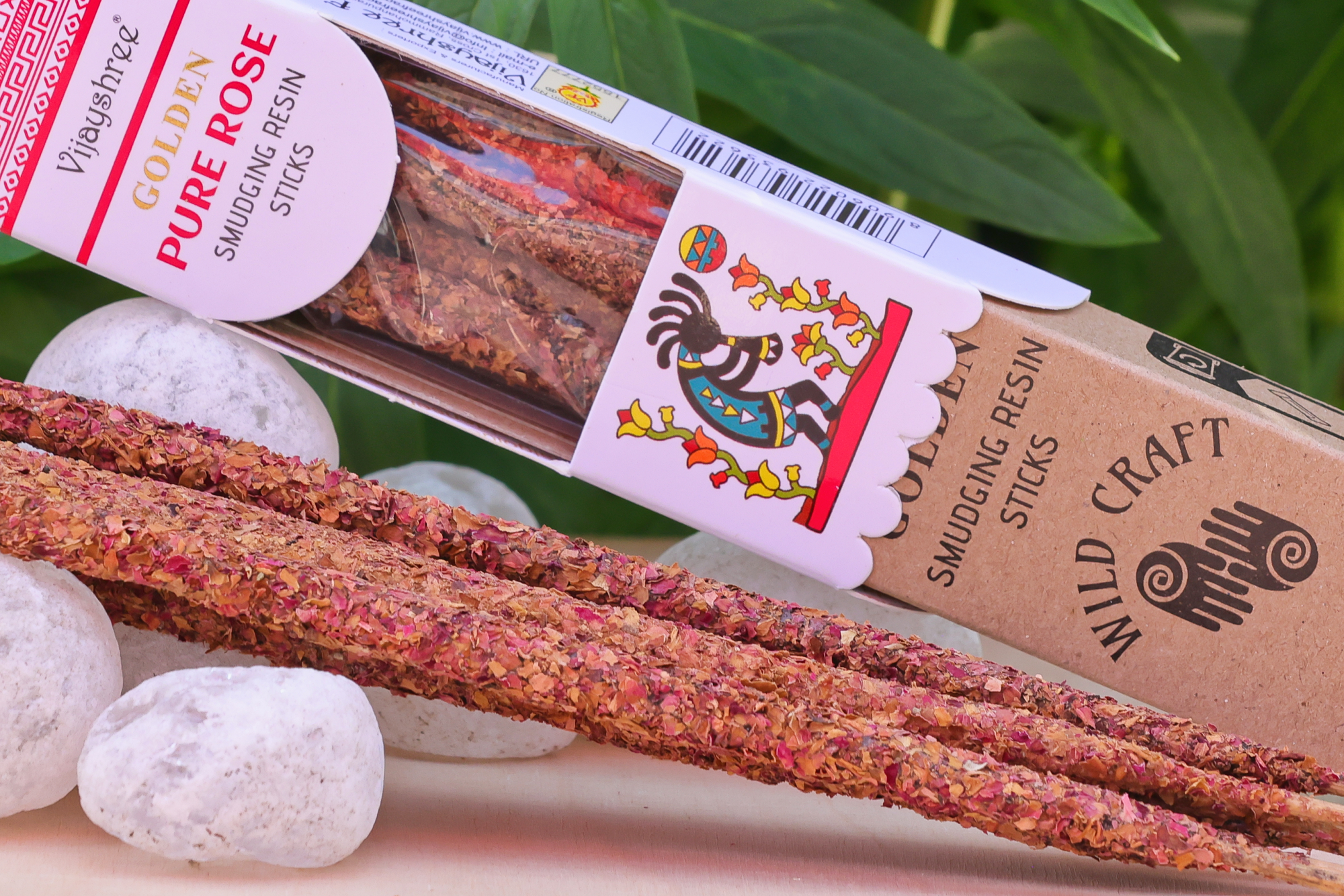 Pure Rose Harz‑Räucherstäbchen mit sichtbaren Stäbchen. Pure Rose Harz‑Räucherstäbchen, Produktaufnahme mit Stäbchen und Verpackung.