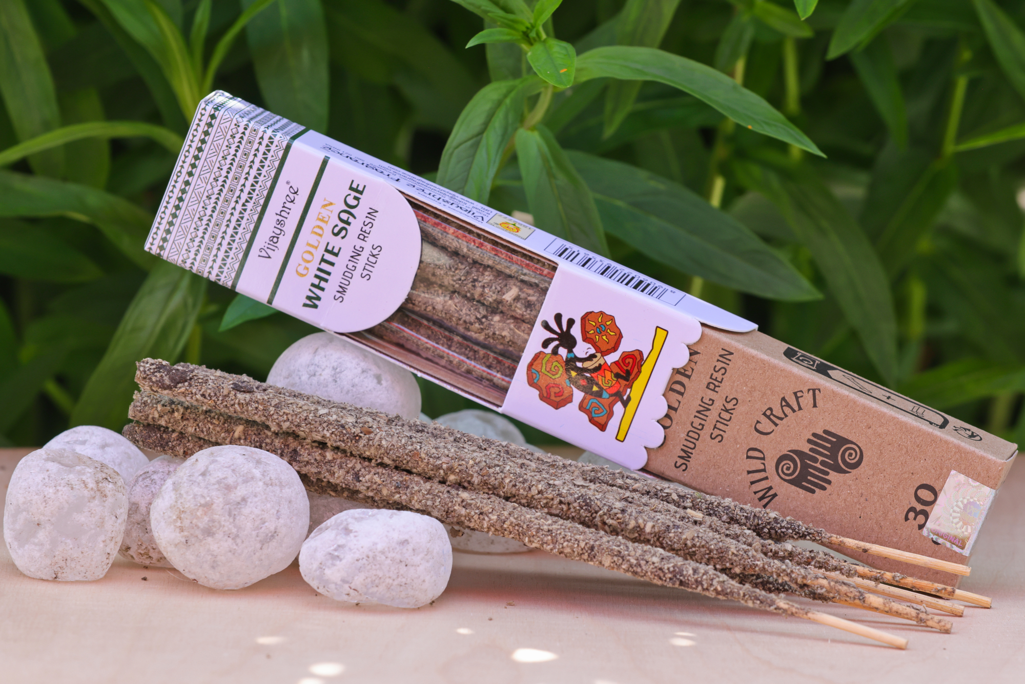 Golden weiße Salbei-Räucherstäbchen aus Harz – traditionelle White Sage Duftstäbchen. Weiße Salbei-Räucherstäbchen aus Harz mit sichtbaren Stäbchen