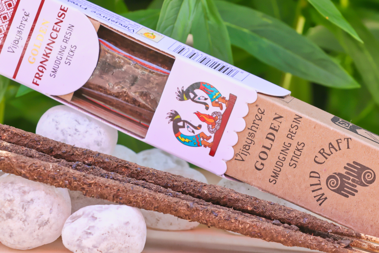 Goldene Weihrauch-Räucherstäbchen aus Harz in der Produktverpackung. Packung Golden Frankincense Räucherstäbchen, Vorderansicht. Weihrauch-Räucherstäbchen aus Harz mit sichtbaren Stäbchen