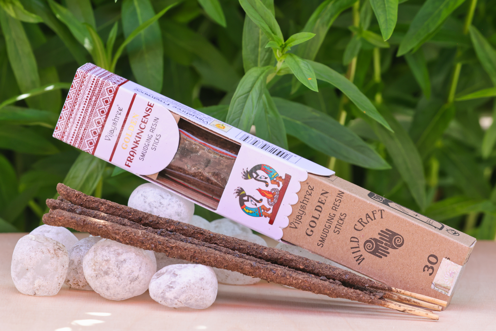 Goldene Weihrauch-Räucherstäbchen aus Harz in der Produktverpackung. Packung Golden Frankincense Räucherstäbchen, Vorderansicht. Weihrauch-Räucherstäbchen aus Harz mit sichtbaren Stäbchen