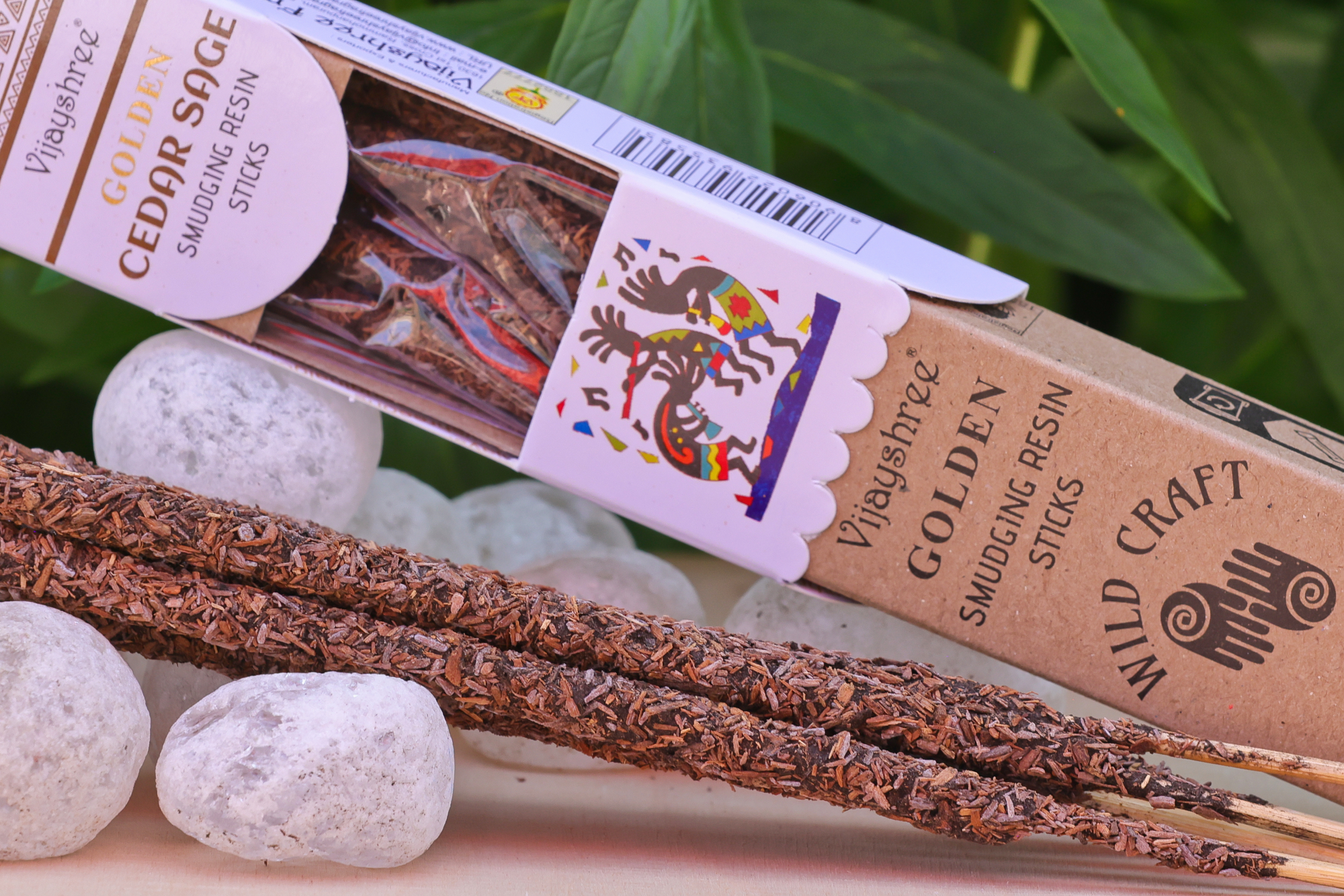  Indische Räucherstäbchen - Goldene Zedernsalbei-Räucherstäbchen aus Harz. Zedernsalbei-Räucherstäbchen aus Harz mit sichtbaren Stäbchen