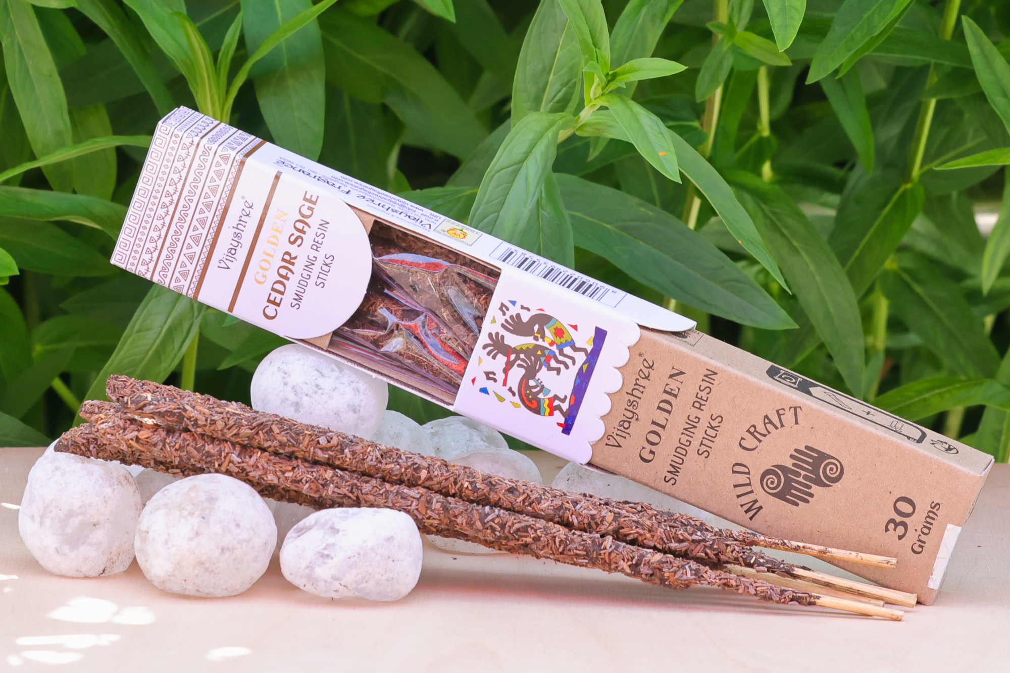  Indische Räucherstäbchen - Goldene Zedernsalbei-Räucherstäbchen aus Harz. Zedernsalbei-Räucherstäbchen aus Harz mit sichtbaren Stäbchen