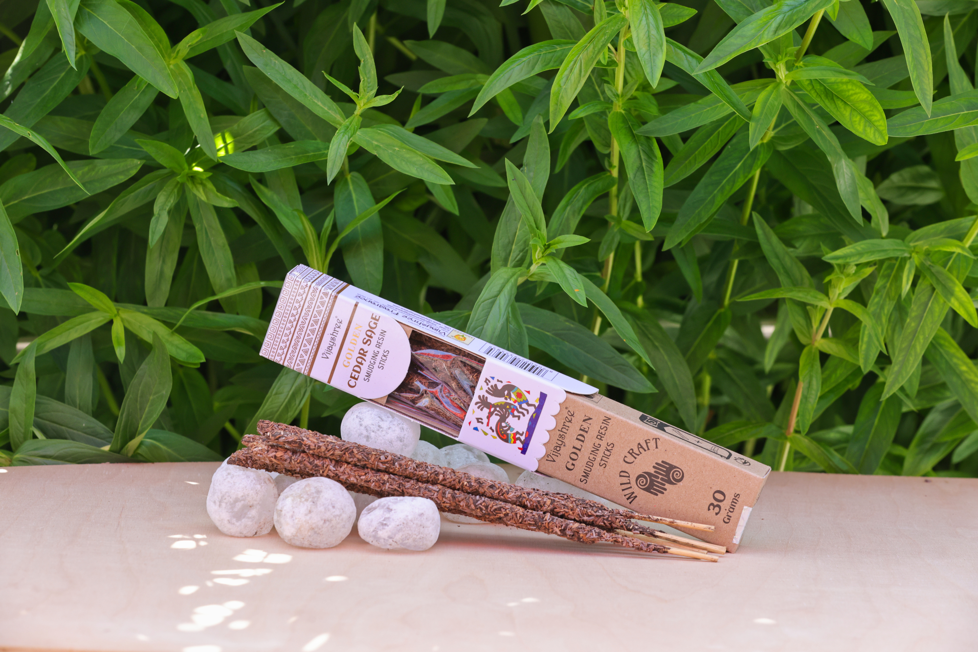  Indische Räucherstäbchen - Goldene Zedernsalbei-Räucherstäbchen aus Harz.