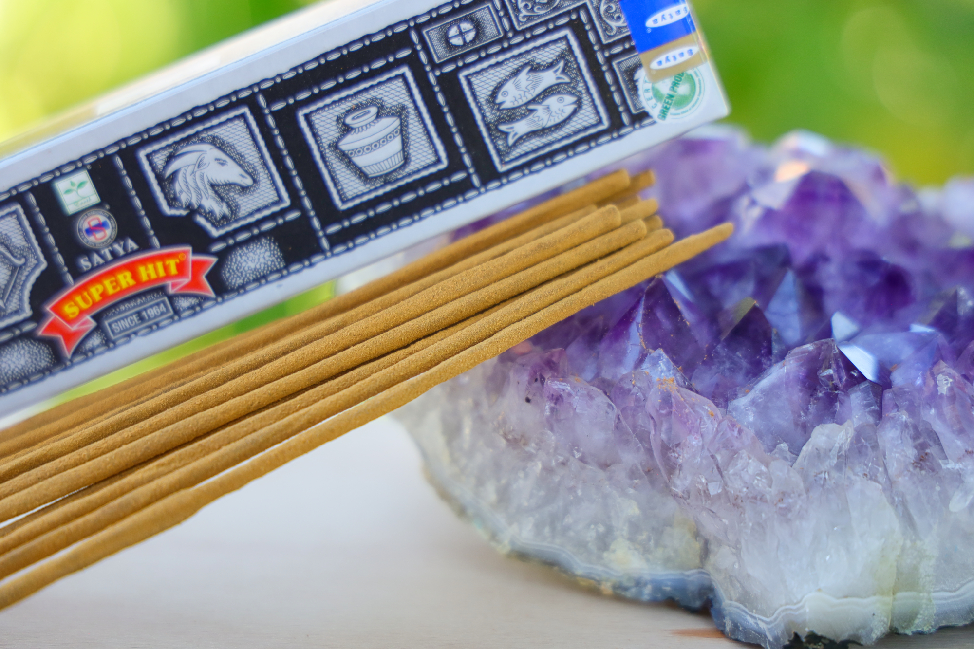 Nag Champa Super Hit Räucherstäbchen mit geöffneter Packung und sichtbaren Stäbchen