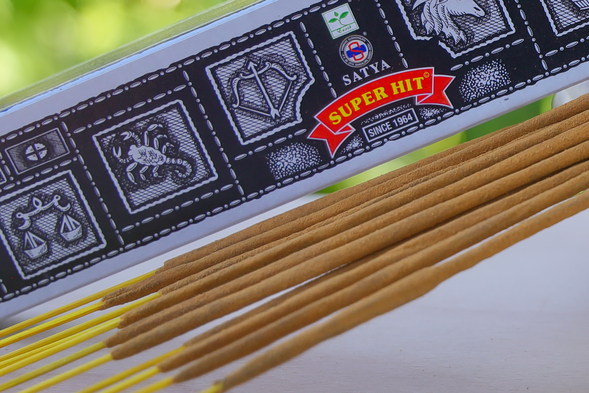 Nag Champa Super Hit Räucherstäbchen mit geöffneter Packung und sichtbaren Stäbchen