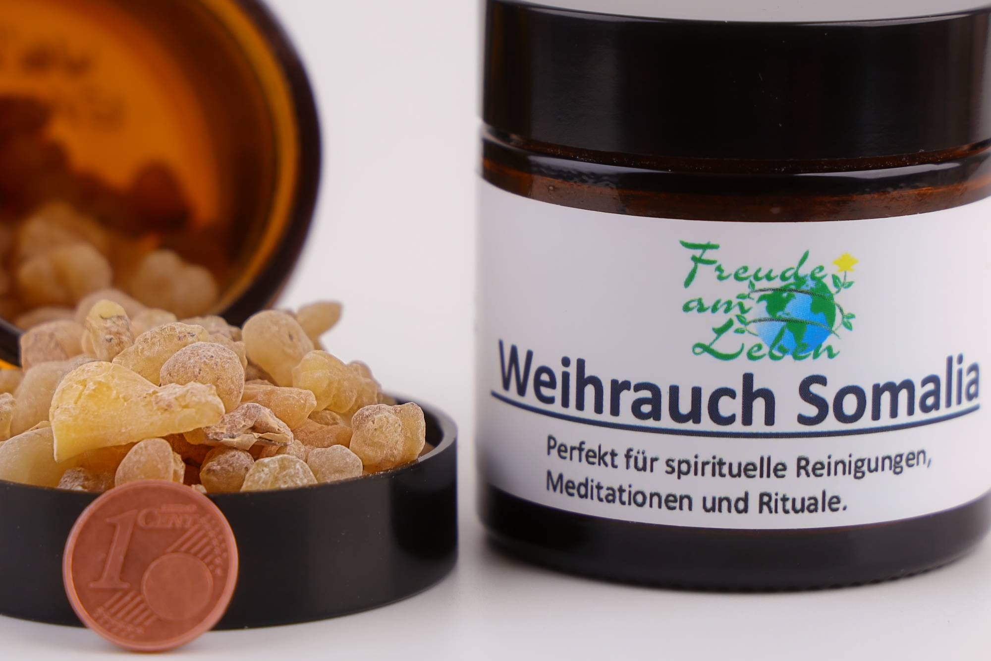 Ein etikettiertes Schraubglas mit Weihrauch Somalia. 