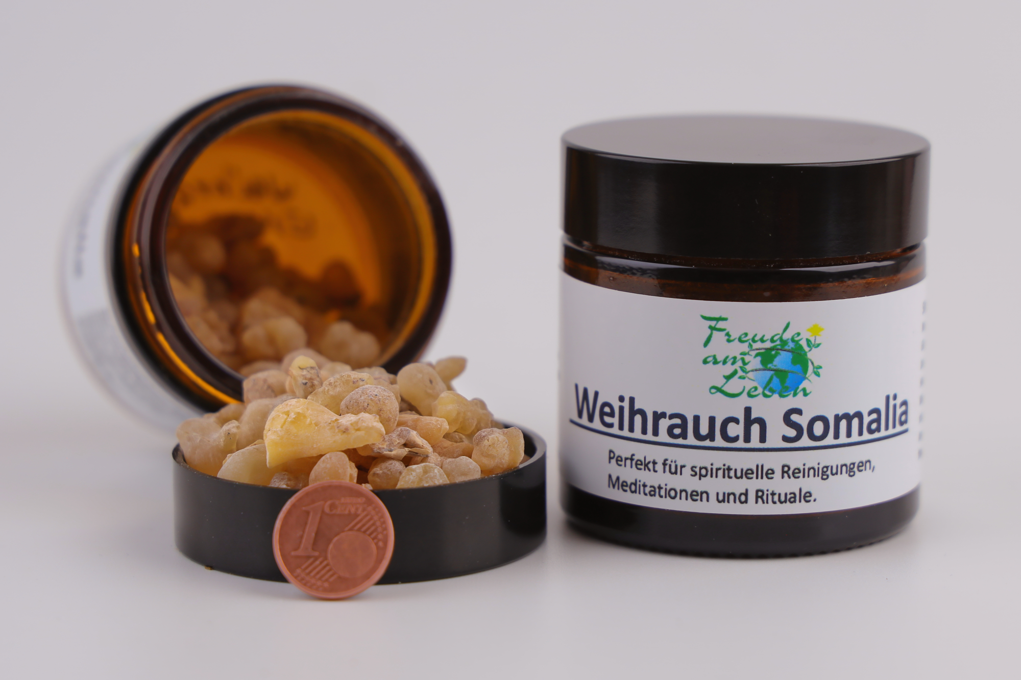 Ein etikettiertes Schraubglas mit Weihrauch Somalia. 