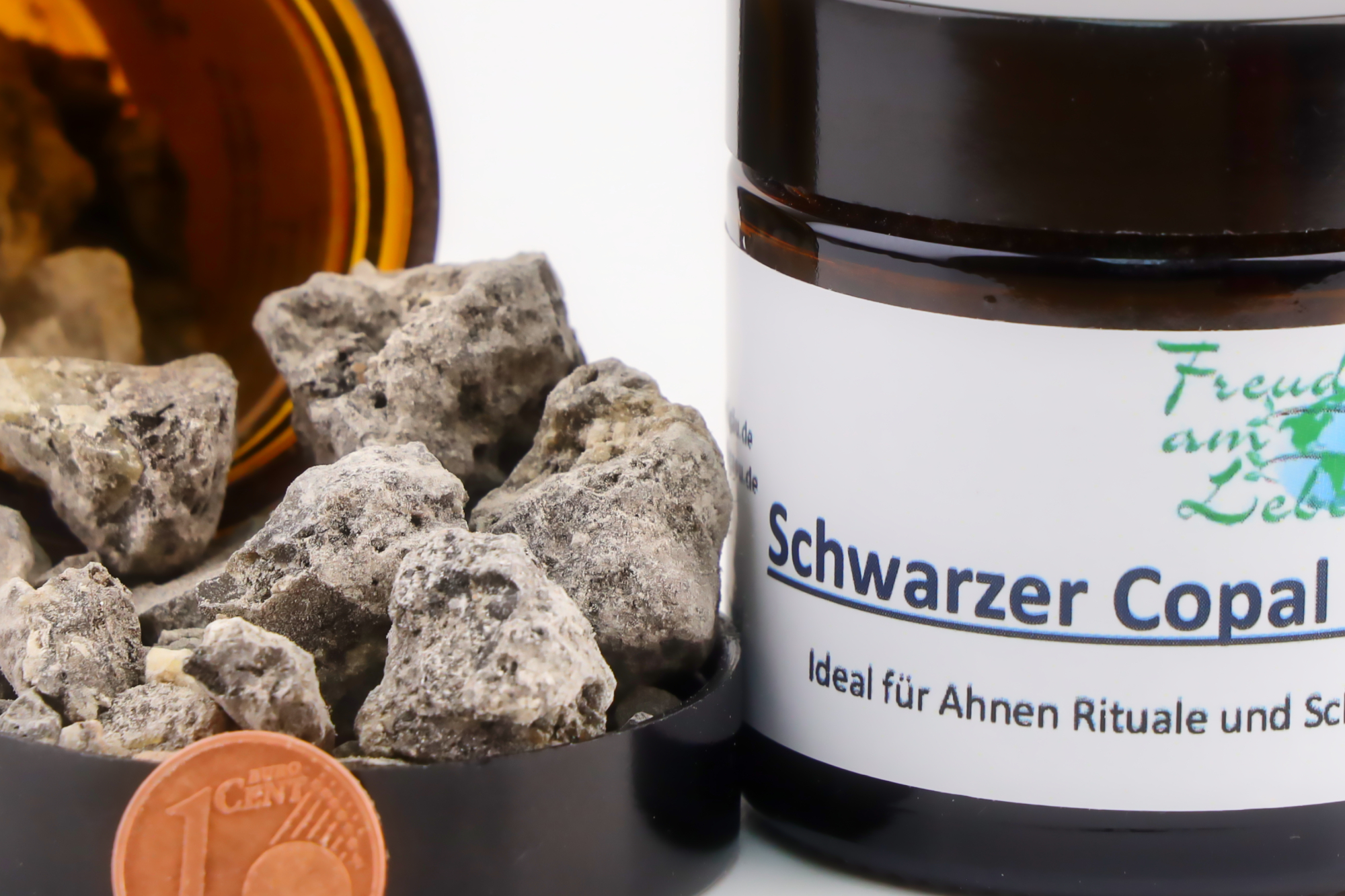 Ein etikettiertes Schraubglas mit Schwarzer Copal (Saumerio).